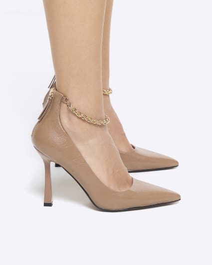 Beige chain strap heeled court shoes