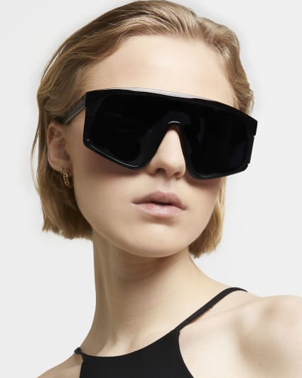 Black oversized sunglasses