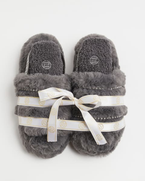 Grey faux fur slippers set