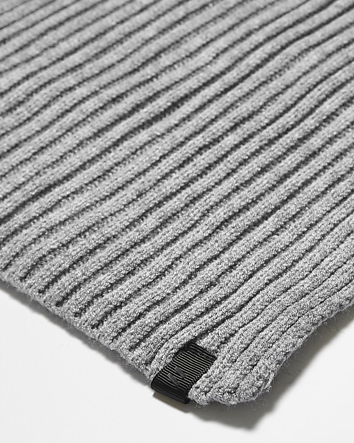 Light grey ribbed knit scarf
