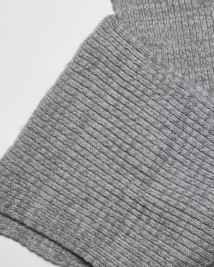Grey ribbed knit scarf