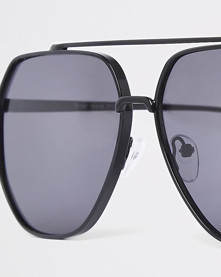 Black frame aviator sunglasses