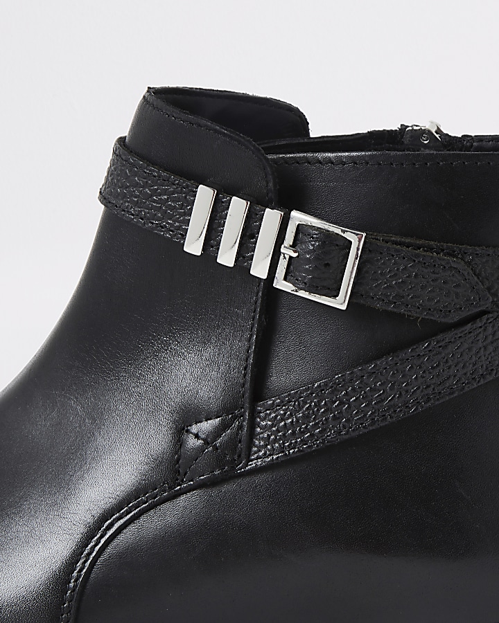 Black leather pointed toe buckle boot