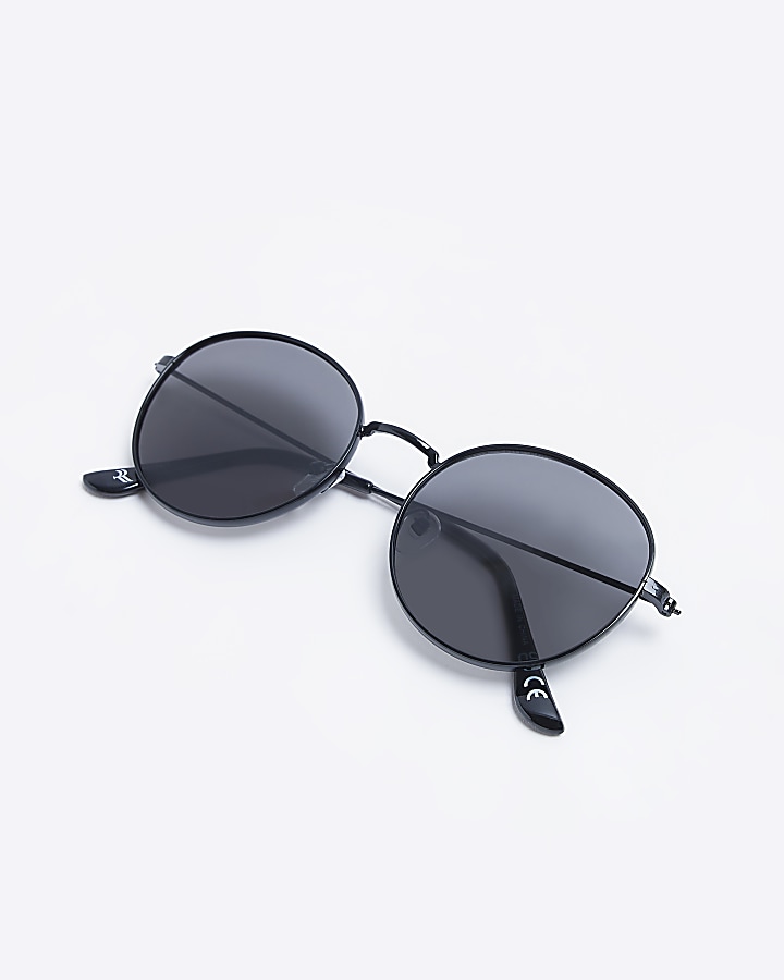 Black tinted lenses round sunglasses