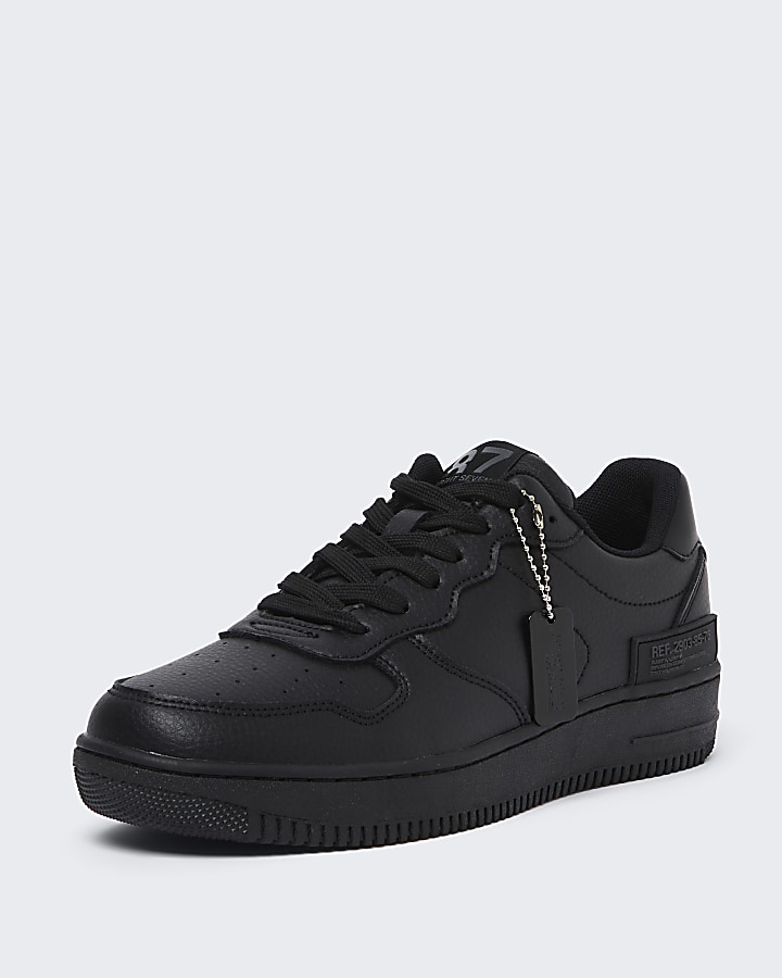 Black low court trainers