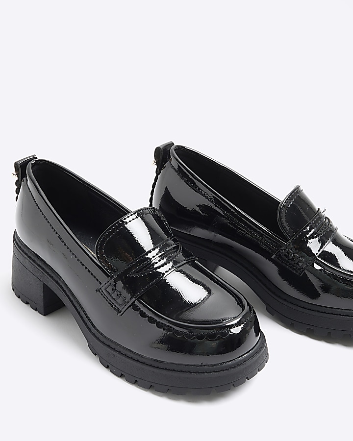 Girls black scallop trim heeled loafers