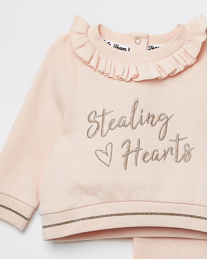 Baby pink 'Stealing hearts' sweatshirt outfit