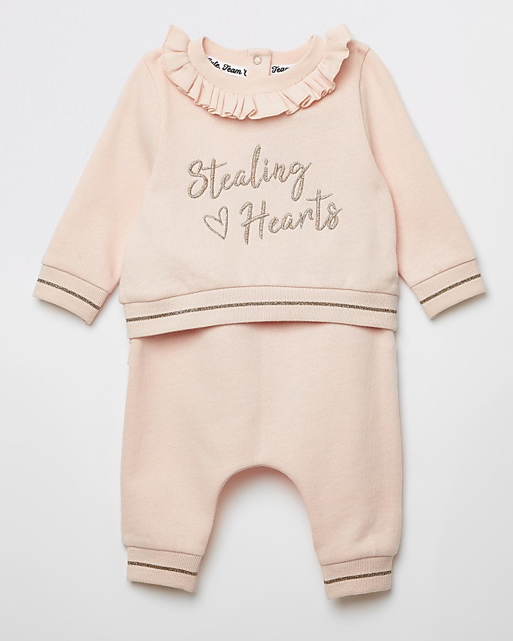 Baby pink 'Stealing hearts' sweatshirt outfit