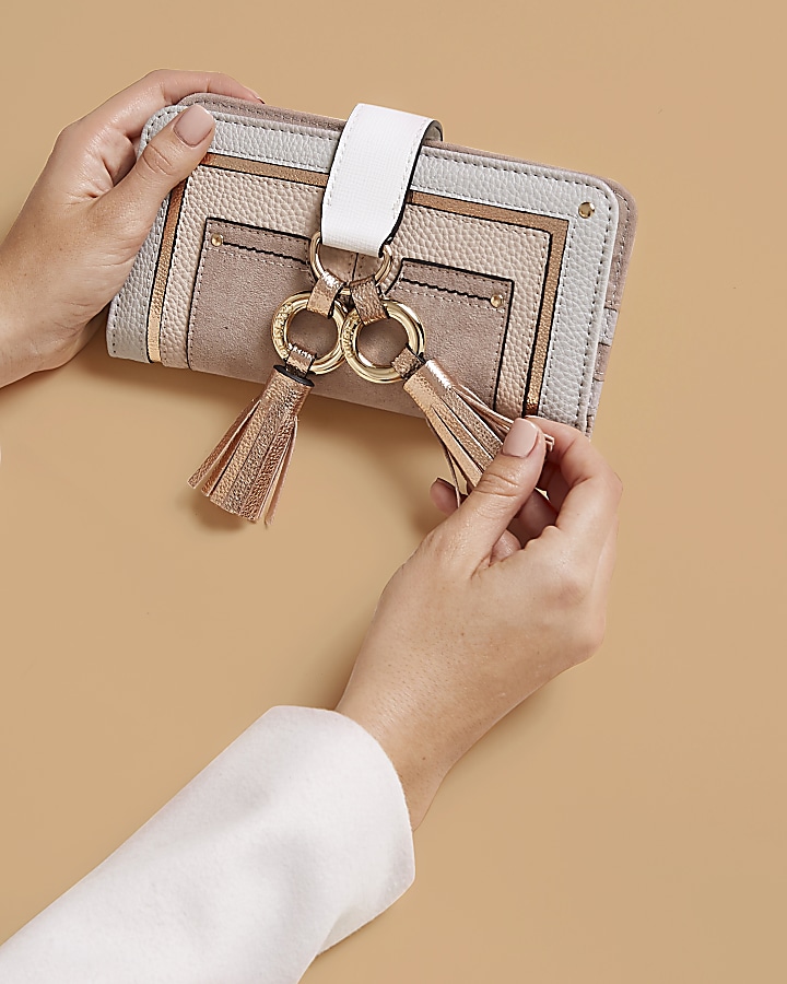Grey metallic ring tassel zip around purse