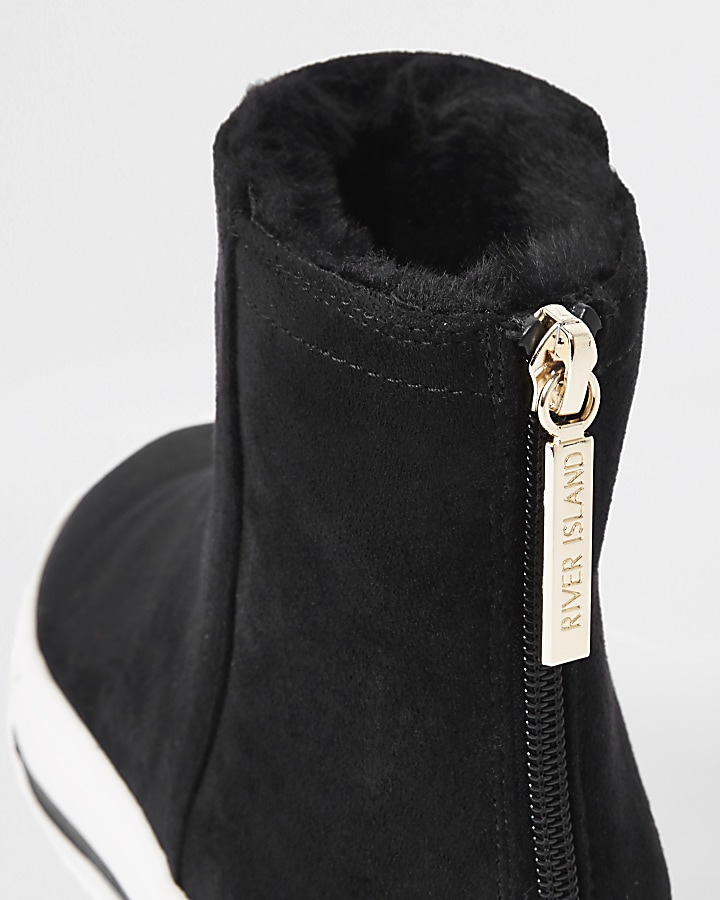 Black faux fur lined boots
