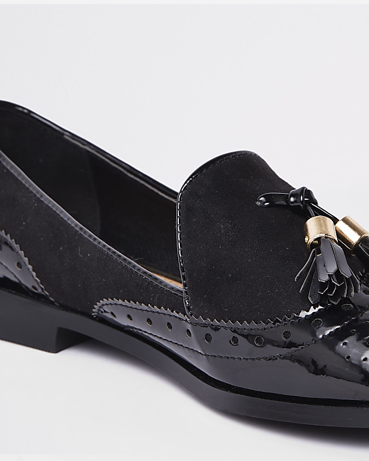 Black tassel patent shoes