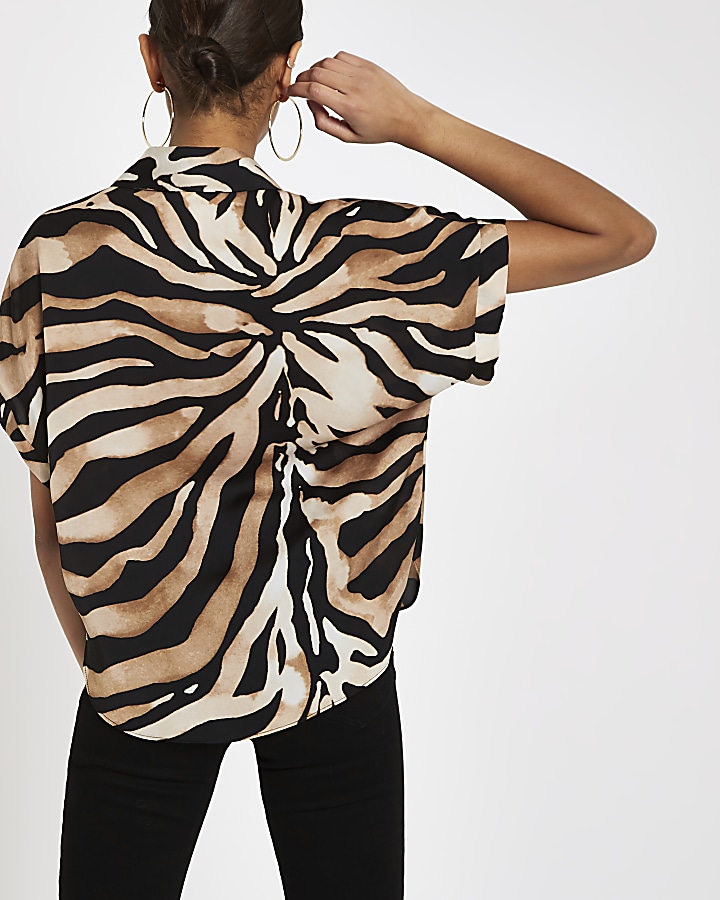 Brown tiger print short sleeve shirt