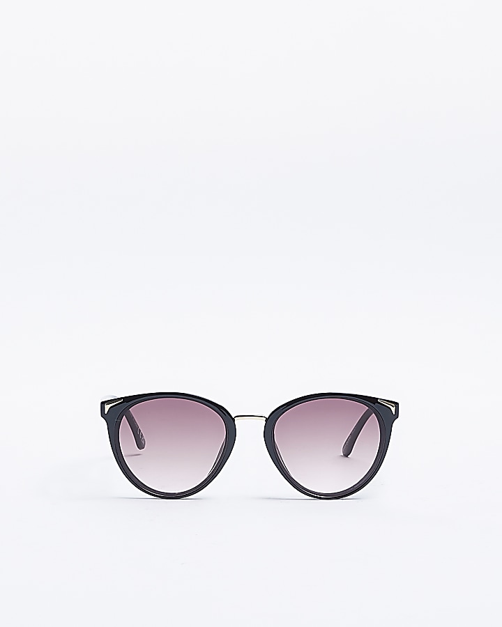 Black round sunglasses