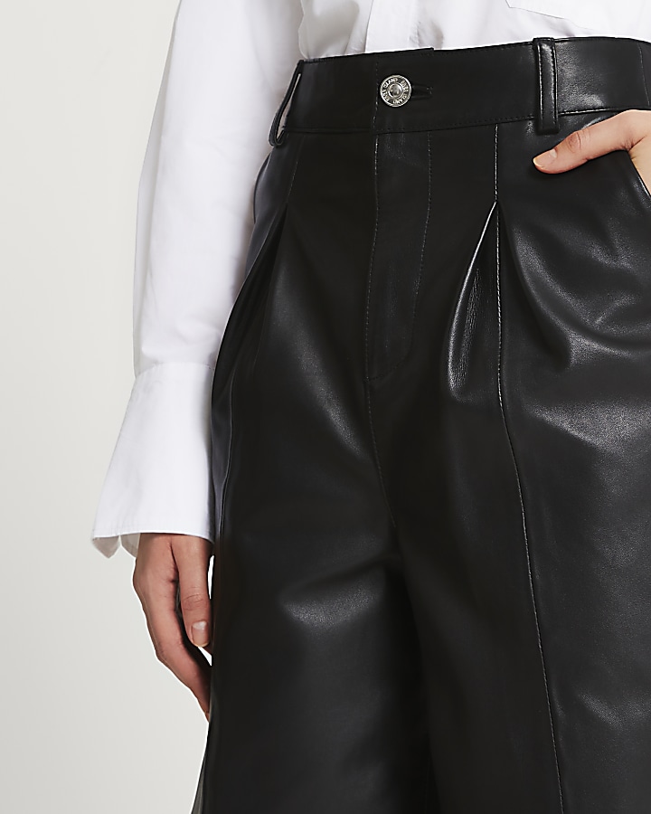 Black faux leather Bermuda shorts