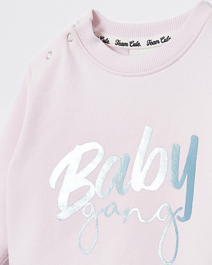 Baby pink 'Baby gang' sweatshirt outfit