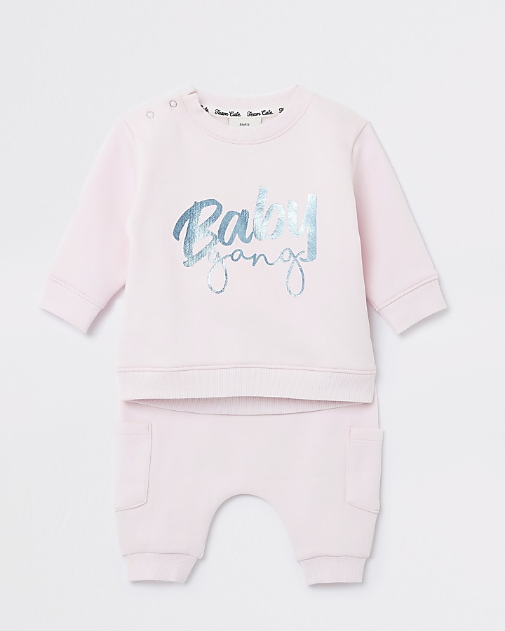 Baby pink 'Baby gang' sweatshirt outfit