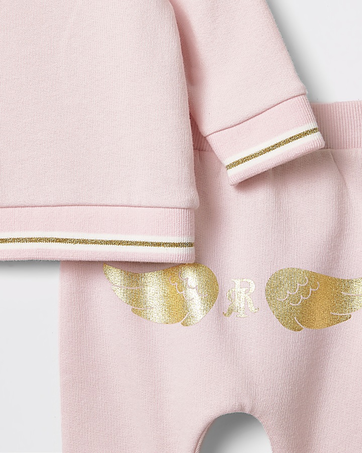 Babypink 'Born to dream' sweatshirt outfit