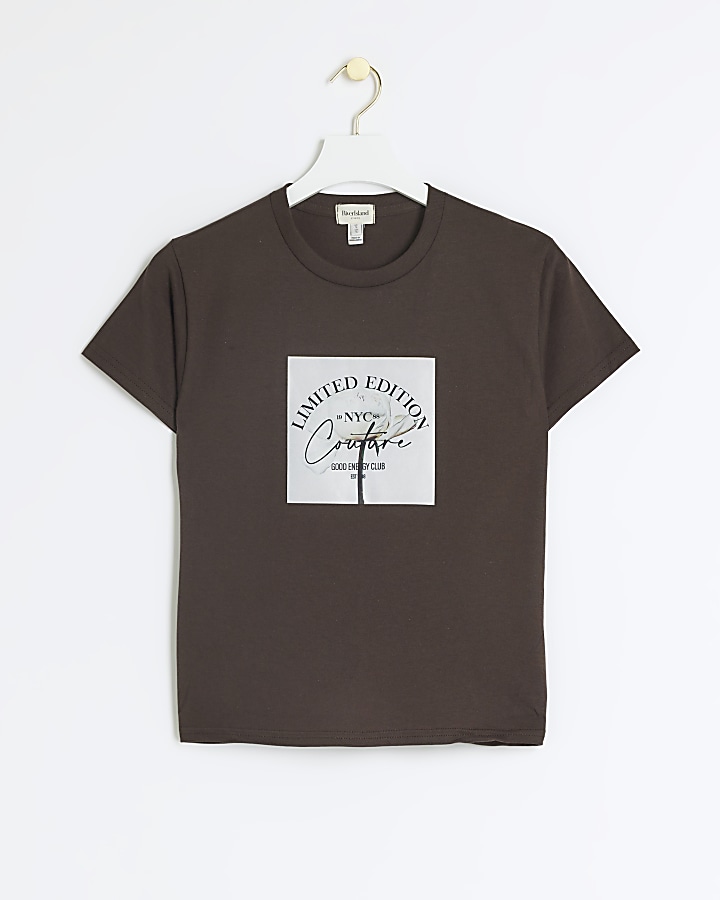 Brown graphic patch t-shirt