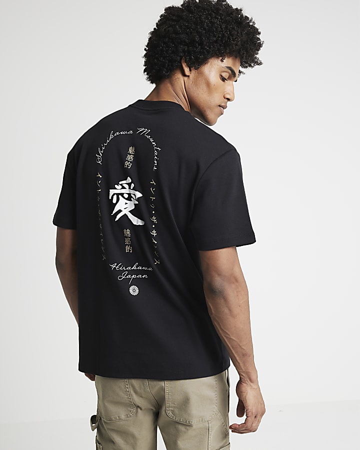 Black regular Japanese script graphic t-shirt