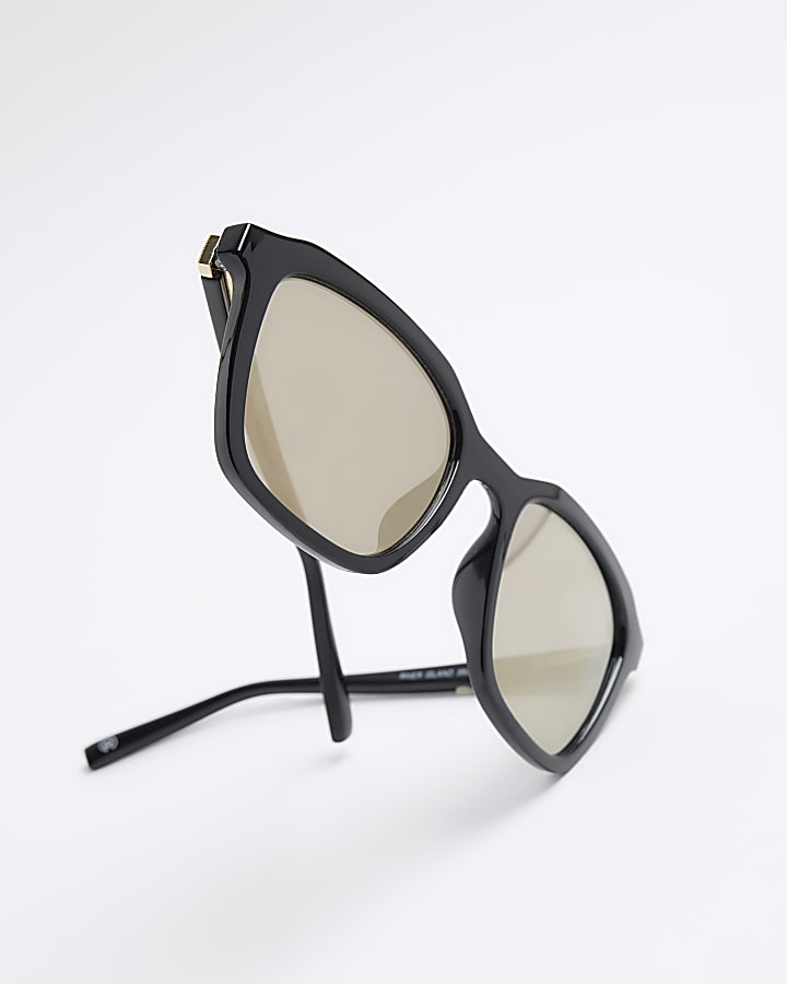 Black square sunglasses