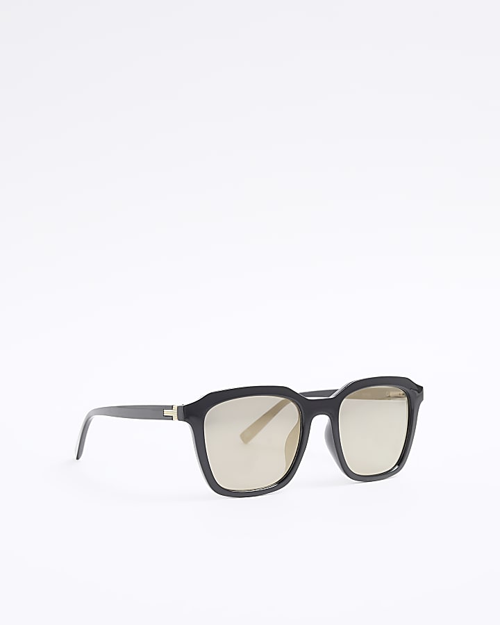 Black square sunglasses