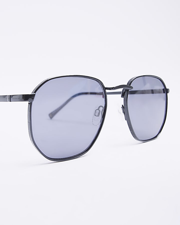 Black tinted lenses round sunglasses