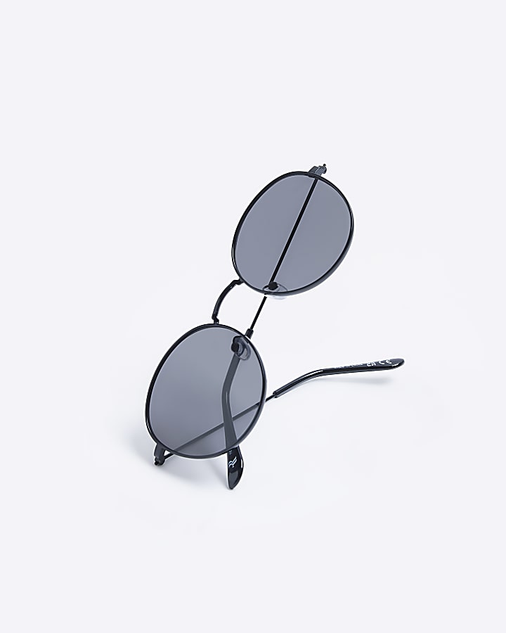 Black tinted lenses round sunglasses