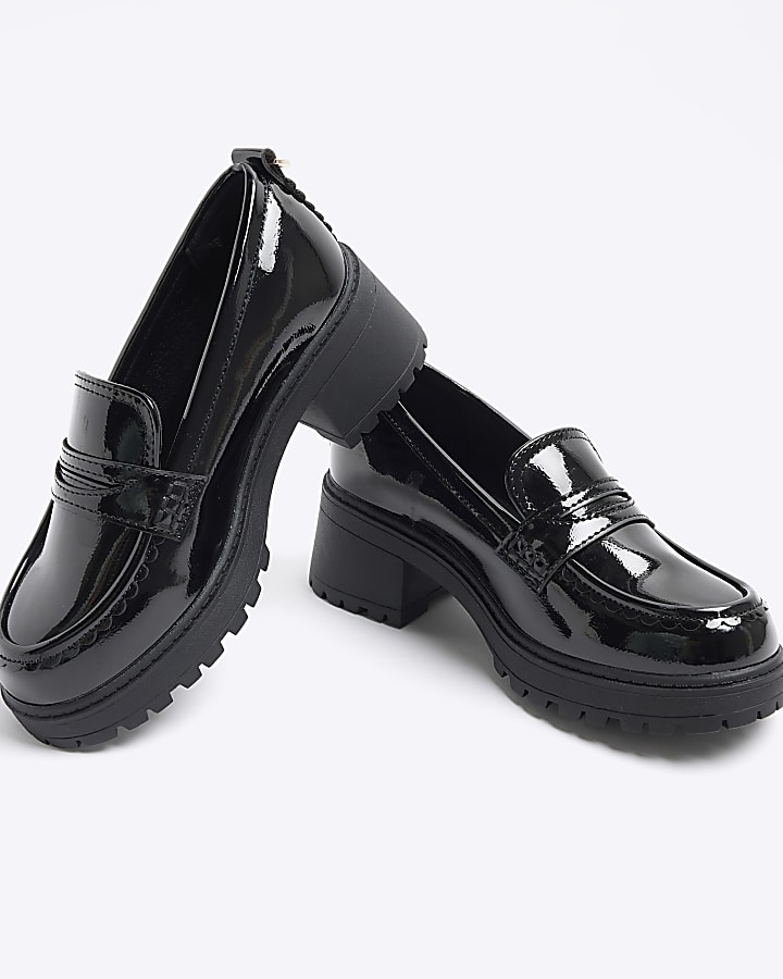 Girls black scallop trim heeled loafers