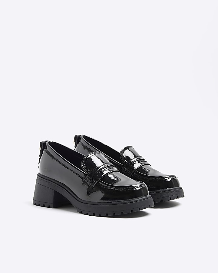 Girls black scallop trim heeled loafers