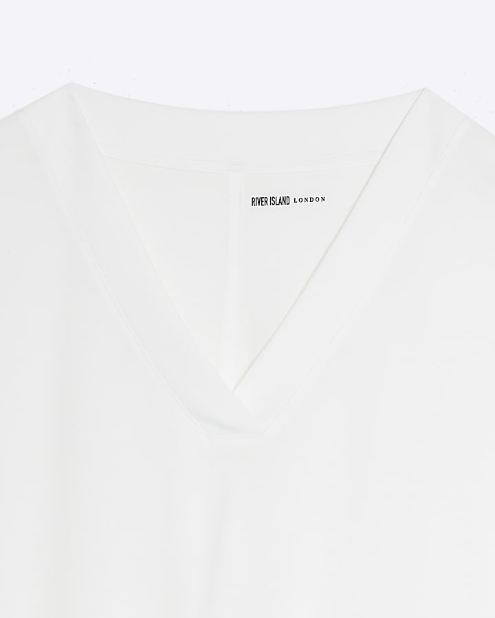 White v neck t-shirt