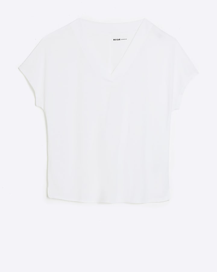 White v neck t-shirt