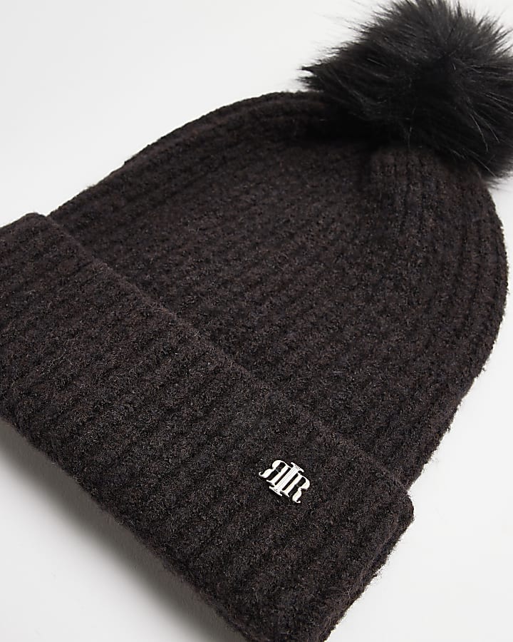 Black knit pom beanie