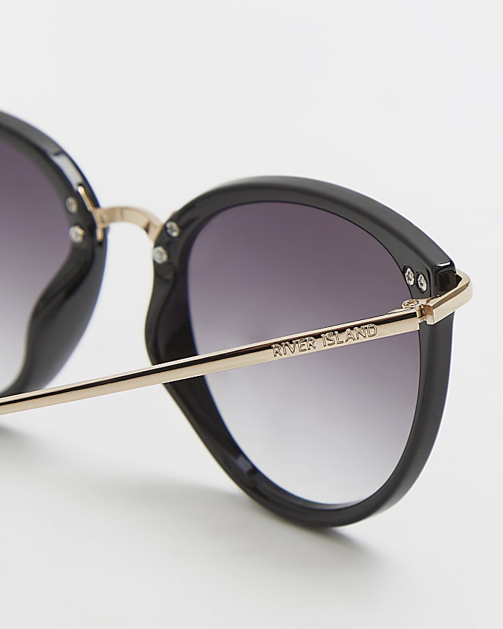 Black smoked lens sunglasses