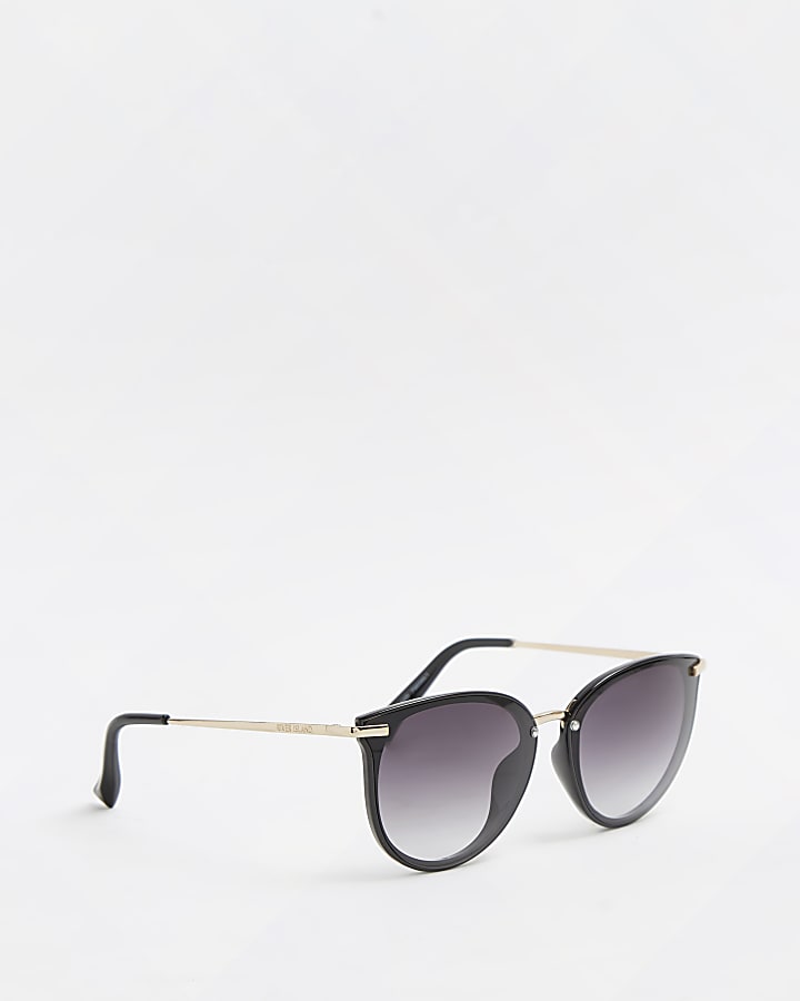 Black smoked lens sunglasses