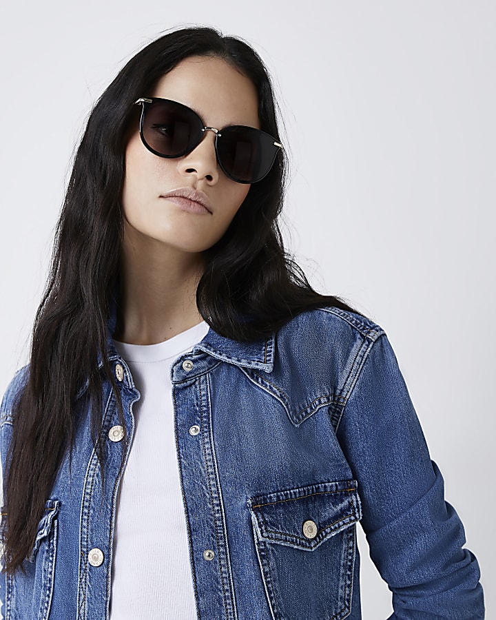 Black smoked lens sunglasses