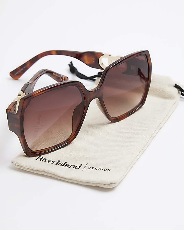 Brown tortoise oversized sunglasses