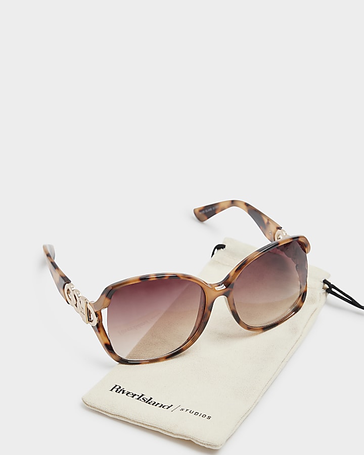 Brown tortoise shell oversized sunglasses