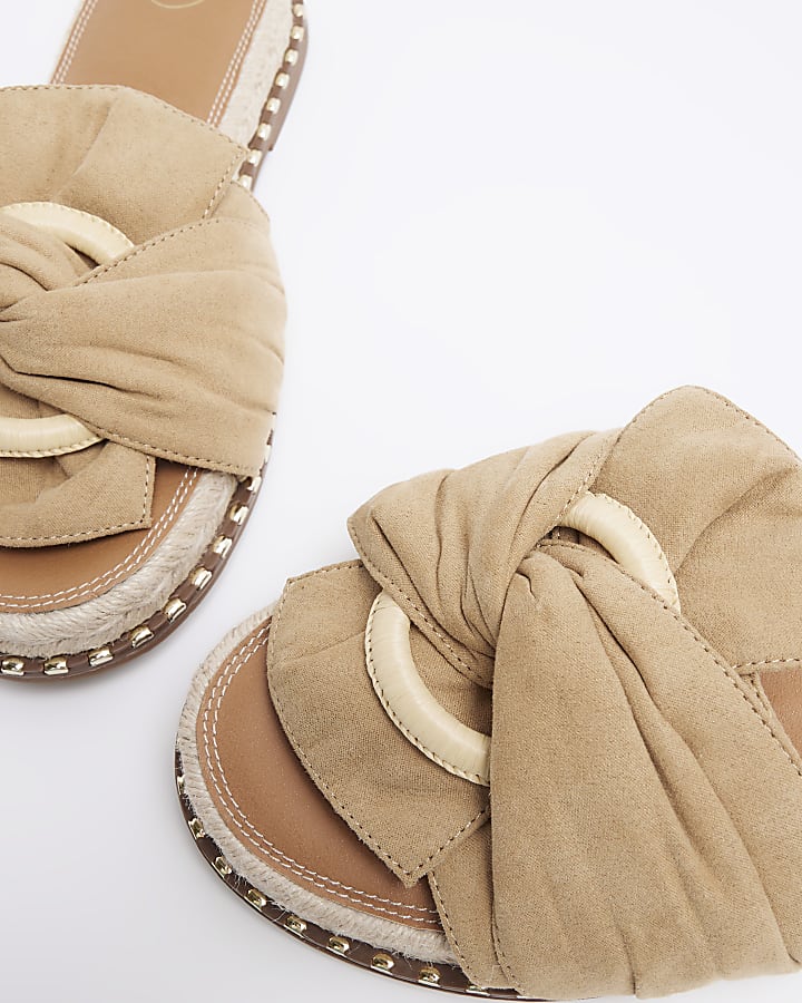 Beige twisted flat sandals