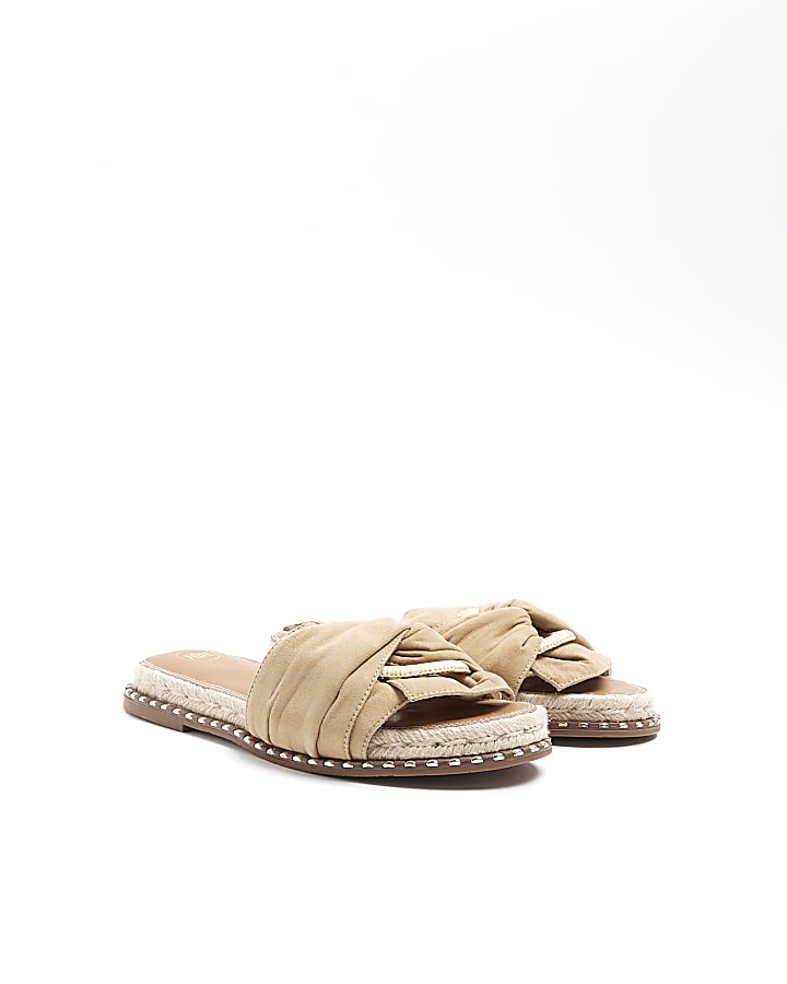 Beige twisted flat sandals