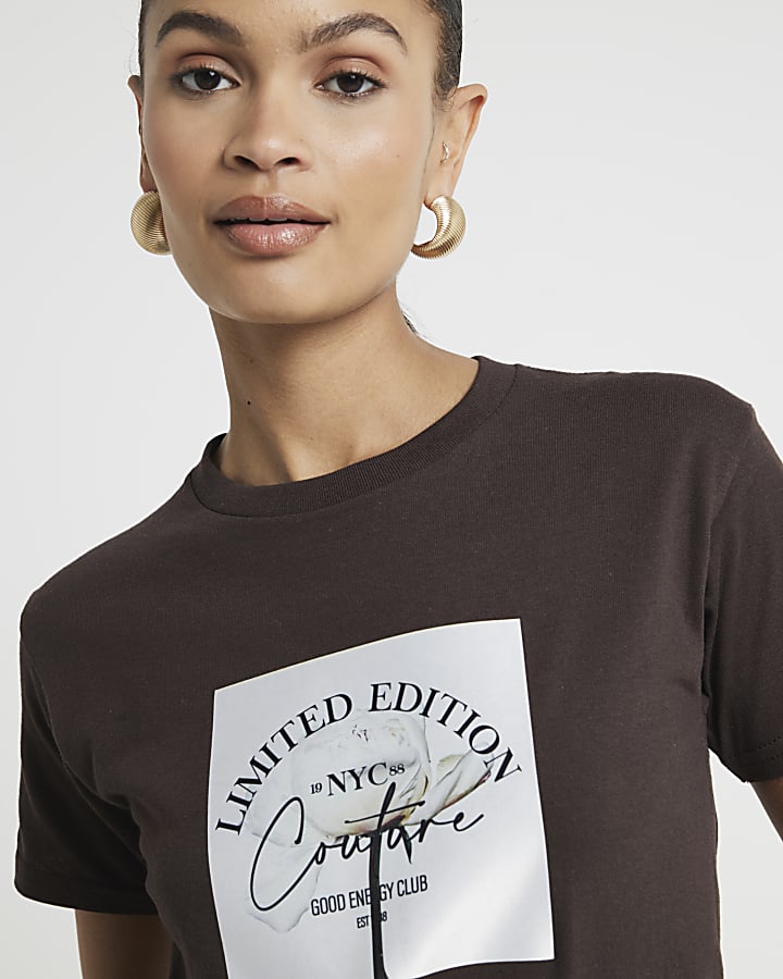 Brown graphic patch t-shirt