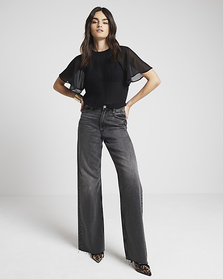Black plisse flute sleeve t-shirt