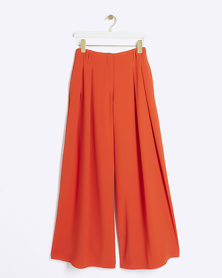 Red pleated wide trousers