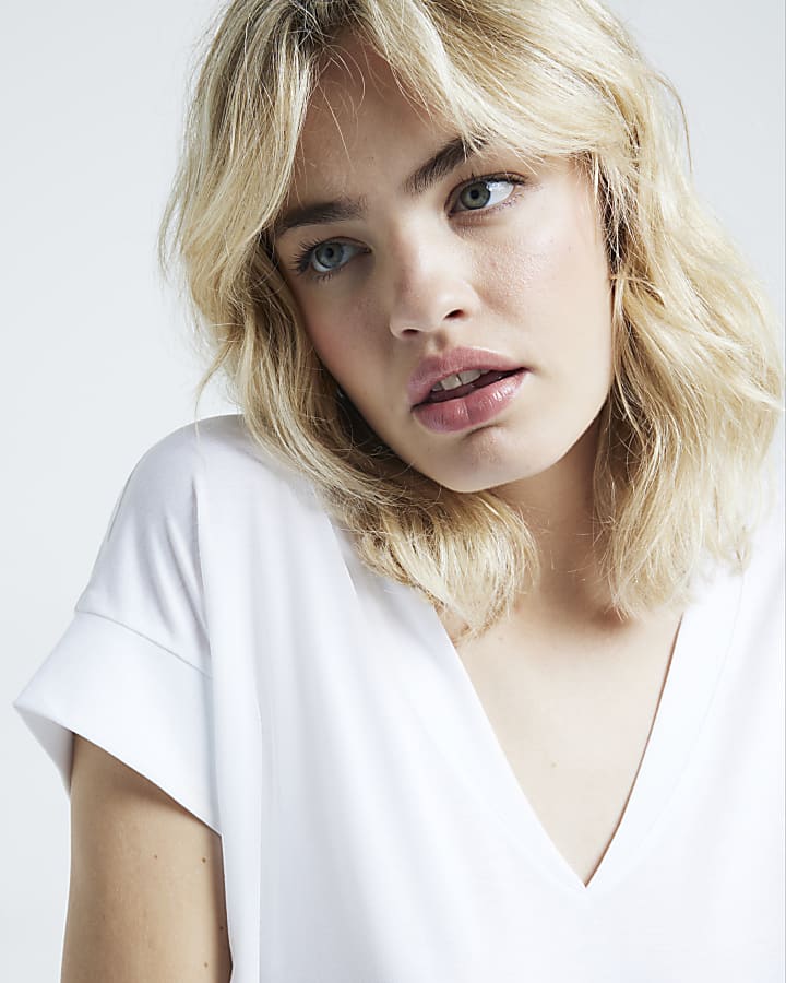 White smart V neck t-shirt
