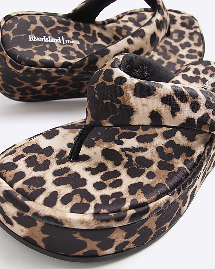 Brown Toe Thong Leopard Print Sandals