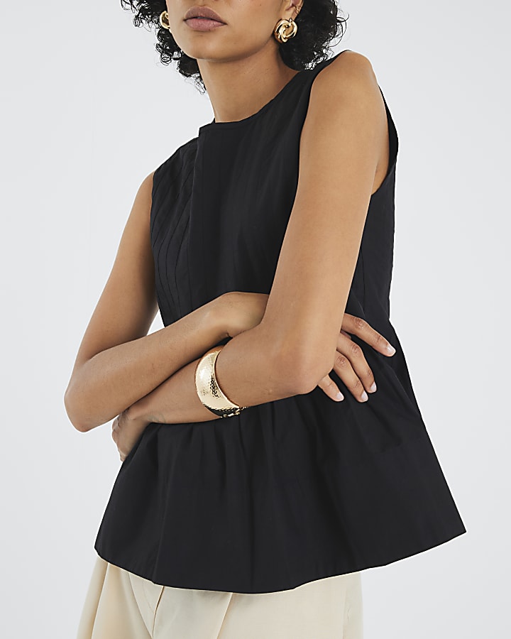 Black Sleeveless Pleated Top