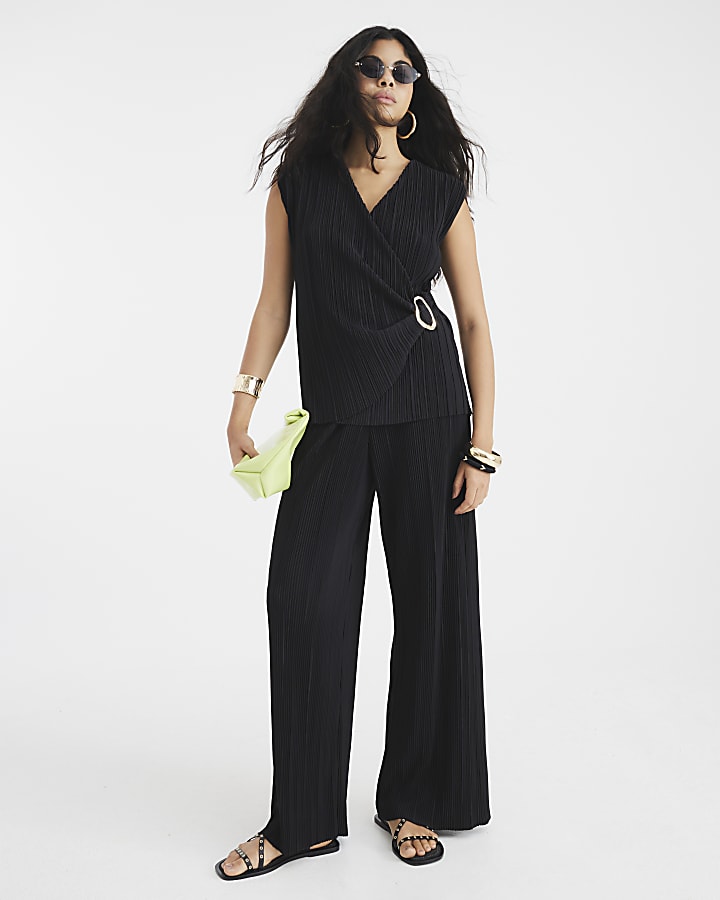 Black Sleeveless Plisse Wrap Top