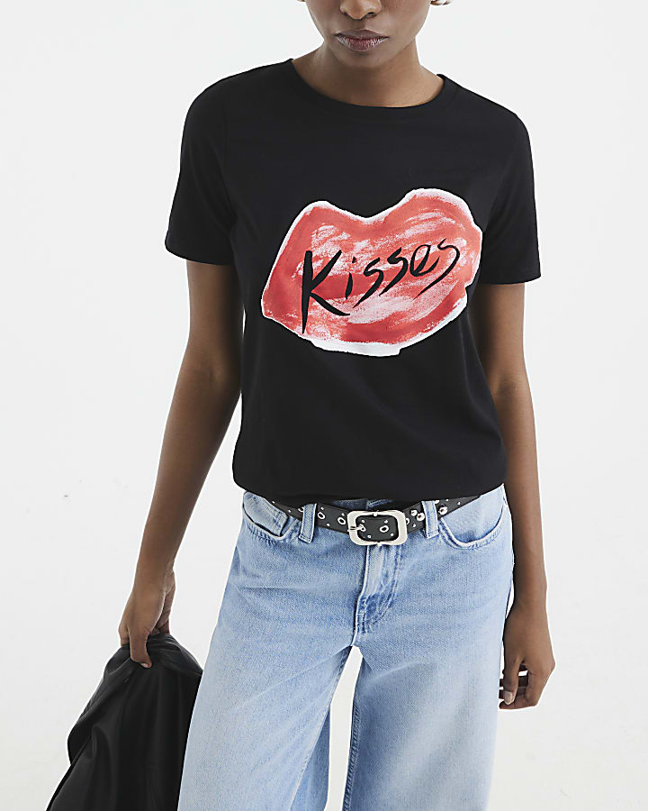 Black Short Sleeve Kisses Graphic T-shirt