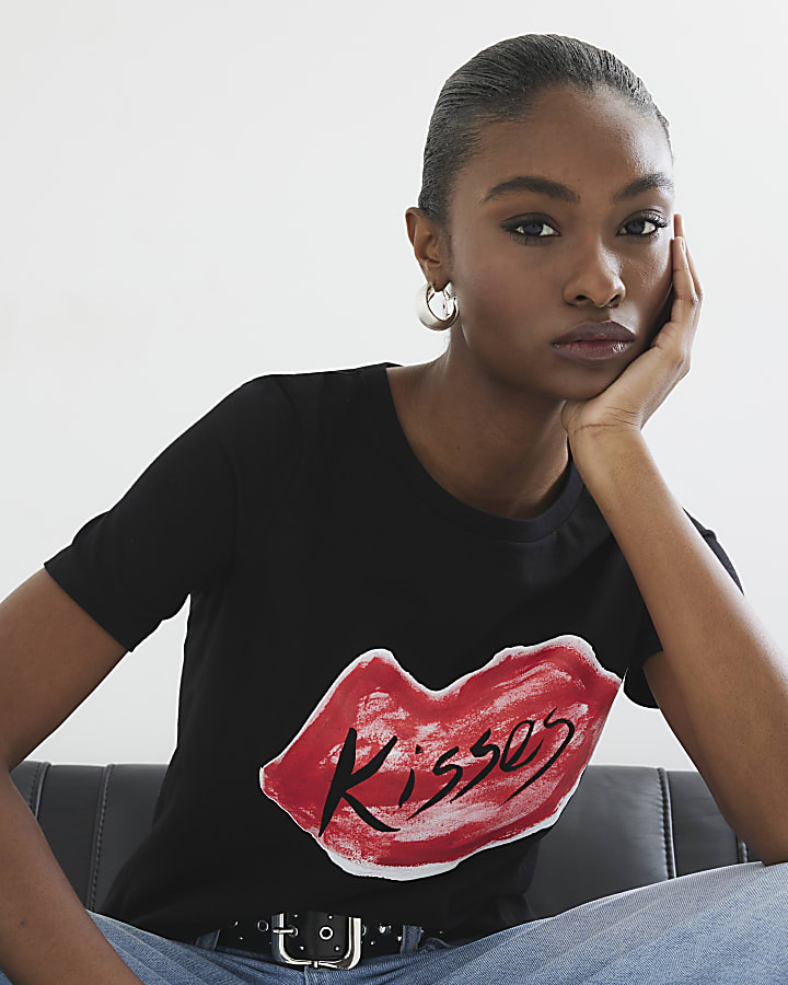 Black Short Sleeve Kisses Graphic T-shirt