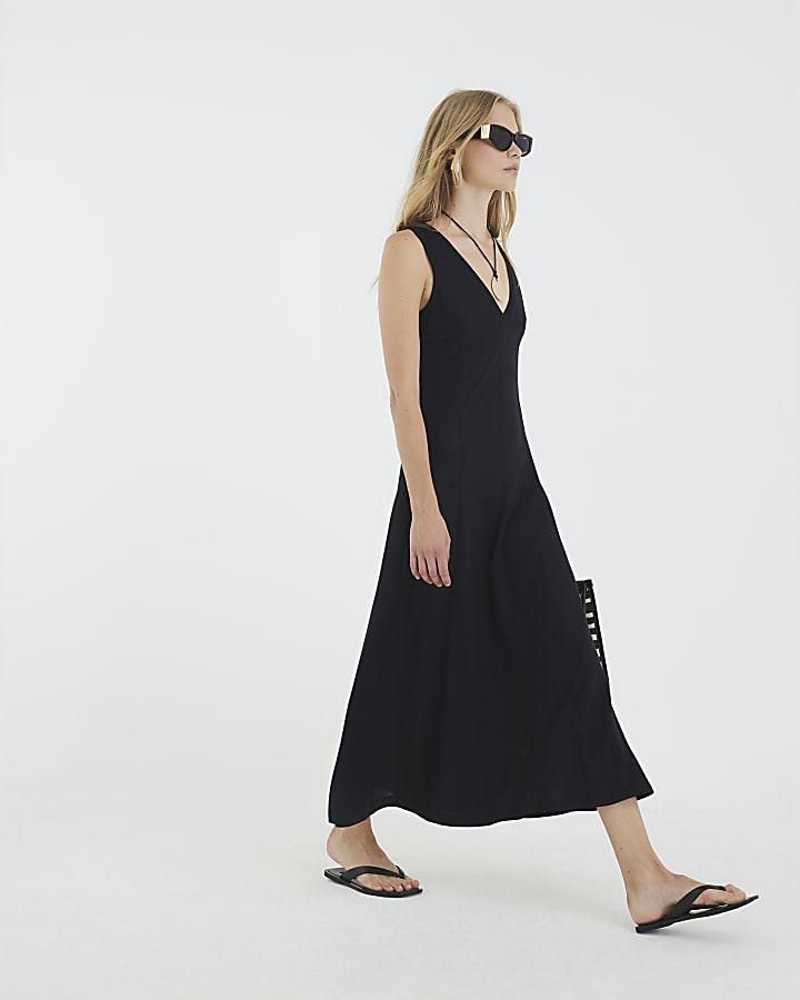 Black Sleevless V Neck Midi Dress