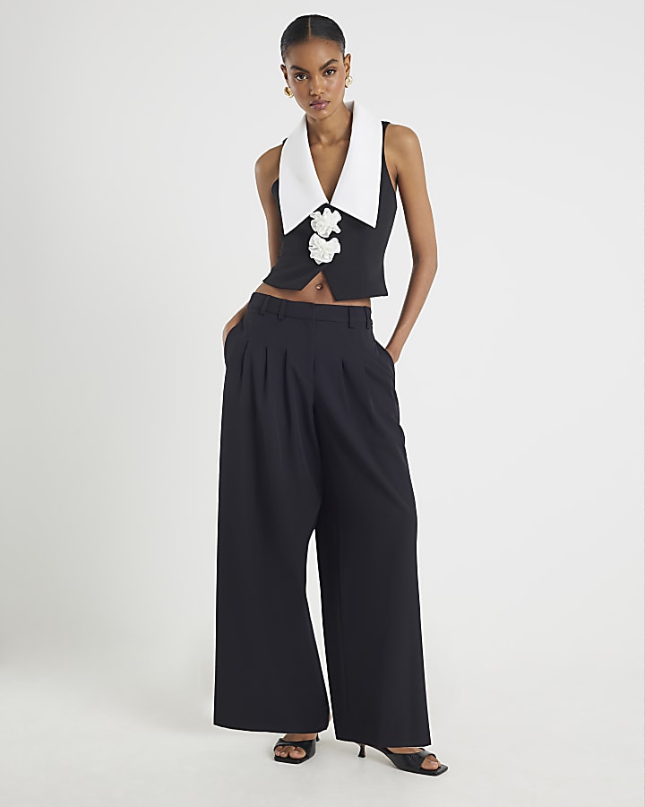 Black Sleeveless Collared Corsage Top